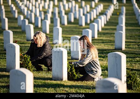 Arlington, Vereinigte Staaten Von Amerika. 17.. Dezember 2022. Arlington, Vereinigte Staaten von Amerika. 17. Dezember 2022. Freiwillige platzieren Weihnachtskränze am Grab der gefallenen Soldaten während der 31. Kränze am Amerikanischen Tag auf dem Arlington National Cemetery am 17. Dezember 2022 in Arlington, Virginia. Mehr als 30.000 Freiwillige platzieren 257.000 Kränze an jedem Grab des Nationalfriedhofs von Arlington und an anderen Orten im ganzen Land. Kredit: Elizabeth Fraser/US Army Foto/Alamy Live News Stockfoto