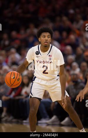 17. Dezember 2022: Virginia Cavaliers Guard Reece Beekman (2) führt den Virginia Offense während des NCAA-Basketballspiels zwischen den Houston Cougars und den Virginia Cavaliers in der John Paul Jones Arena Charlottesville, VA, durch. Houston besiegt Virginia 69 - 61. Jonathan Huff/CSM Stockfoto