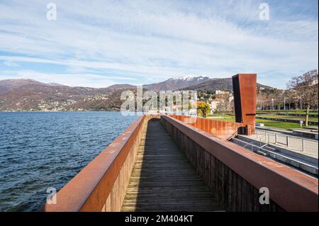 Der wunderschöne Parco a Lago in Luino mit den schneebedeckten Bergen im Hintergrund Stockfoto