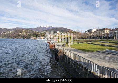 Der wunderschöne Parco a Lago in Luino mit den schneebedeckten Bergen im Hintergrund Stockfoto