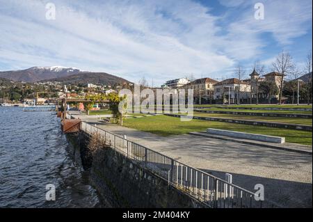 Der wunderschöne Parco a Lago in Luino mit den schneebedeckten Bergen im Hintergrund Stockfoto