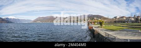 Der wunderschöne Parco a Lago in Luino mit den schneebedeckten Bergen im Hintergrund Stockfoto