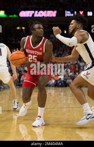 17. Dezember 2022: Houston Cougars Forward Jarace Walker (25) arbeitet während des NCAA-Basketballspiels zwischen den Houston Cougars und den Virginia Cavaliers in der John Paul Jones Arena Charlottesville, VA, für den Weltraum. Houston besiegt Virginia 69 - 61. Jonathan Huff/CSM Stockfoto