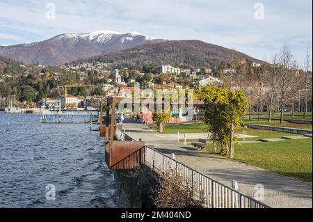 Der wunderschöne Parco a Lago in Luino mit den schneebedeckten Bergen im Hintergrund Stockfoto