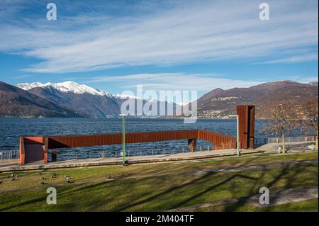 Der wunderschöne Parco a Lago in Luino mit den schneebedeckten Bergen im Hintergrund Stockfoto