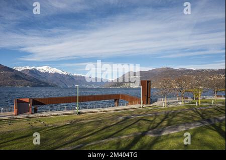 Der wunderschöne Parco a Lago in Luino mit den schneebedeckten Bergen im Hintergrund Stockfoto