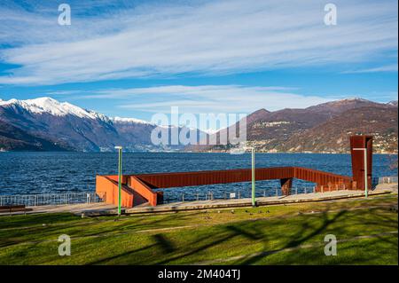 Der wunderschöne Parco a Lago in Luino mit den schneebedeckten Bergen im Hintergrund Stockfoto