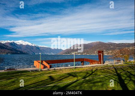 Der wunderschöne Parco a Lago in Luino mit den schneebedeckten Bergen im Hintergrund Stockfoto