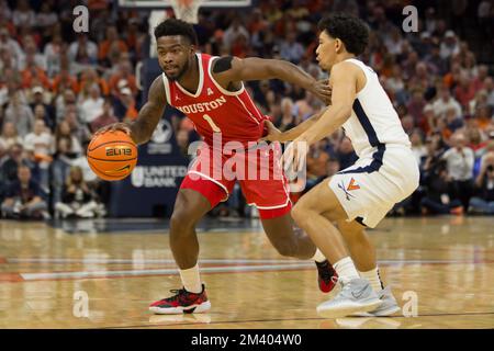 17. Dezember 2022: Houston Cougars Guard Jamal Shead (1) fährt mit dem Ball während des NCAA-Basketballspiels zwischen den Houston Cougars und den Virginia Cavaliers in der John Paul Jones Arena Charlottesville, VA. Houston besiegt Virginia 69 - 61. Jonathan Huff/CSM Stockfoto