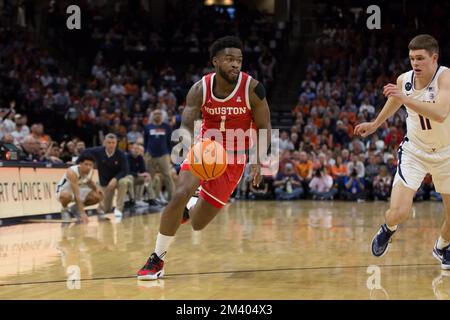 17. Dezember 2022: Houston Cougars Guard Jamal Shead (1) fährt mit dem Ball während des NCAA-Basketballspiels zwischen den Houston Cougars und den Virginia Cavaliers in der John Paul Jones Arena Charlottesville, VA. Houston besiegt Virginia 69 - 61. Jonathan Huff/CSM Stockfoto