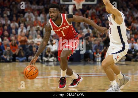 17. Dezember 2022: Houston Cougars Guard Jamal Shead (1) fährt mit dem Ball während des NCAA-Basketballspiels zwischen den Houston Cougars und den Virginia Cavaliers in der John Paul Jones Arena Charlottesville, VA. Houston besiegt Virginia 69 - 61. Jonathan Huff/CSM Stockfoto