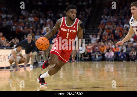 17. Dezember 2022: Houston Cougars Guard Jamal Shead (1) fährt mit dem Ball während des NCAA-Basketballspiels zwischen den Houston Cougars und den Virginia Cavaliers in der John Paul Jones Arena Charlottesville, VA. Houston besiegt Virginia 69 - 61. Jonathan Huff/CSM Stockfoto