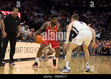 17. Dezember 2022: Houston Cougars Guard Jamal Shead (1) dribbelt den Ball während des NCAA-Basketballspiels zwischen den Houston Cougars und den Virginia Cavaliers in der John Paul Jones Arena Charlottesville, VA. Houston besiegt Virginia 69 - 61. Jonathan Huff/CSM Stockfoto