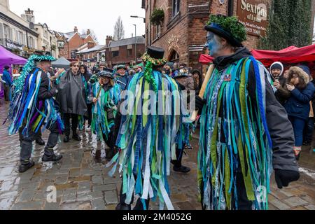 Die Tänzer von Bollin Morris treten während der Grand Parade beim Lymm Dickensian Christmas Festival auf der Straße auf Stockfoto