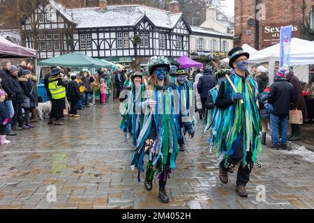 Die Tänzer von Bollin Morris treten während der Grand Parade beim Lymm Dickensian Christmas Festival auf der Straße auf Stockfoto