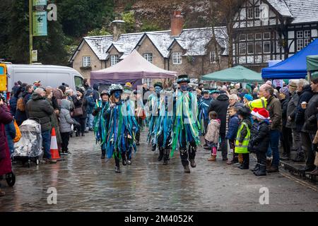 Die Tänzer von Bollin Morris treten während der Grand Parade beim Lymm Dickensian Christmas Festival auf der Straße auf Stockfoto