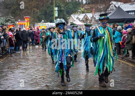 Die Tänzer von Bollin Morris treten während der Grand Parade beim Lymm Dickensian Christmas Festival auf der Straße auf Stockfoto