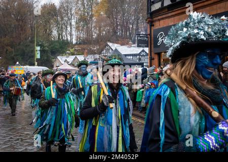 Die Tänzer von Bollin Morris treten während der Grand Parade beim Lymm Dickensian Christmas Festival auf der Straße auf Stockfoto