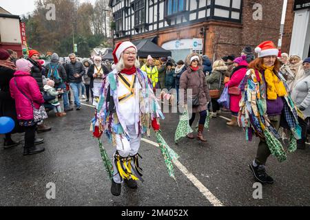 Morris-Tänzerinnen treten während der Grand Parade beim Lymm Dickensian Christmas Festival auf der Straße auf Stockfoto