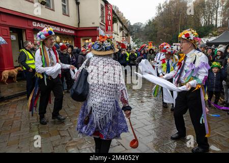 Earl of Stamford Morris Tänzer treten auf der Straße beim Lymm Dickensian Christmas Festival auf Stockfoto