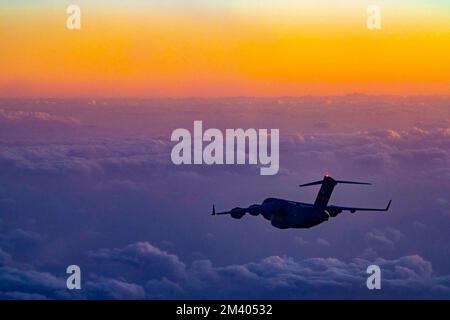 Anderson Luftwaffenstützpunkt, Guam. 6.. Dezember 2022. USA Luftwaffe C-17 Globemaster III, dem 437.. Luftwaffenflügel zugewiesen, der Joint Base Charleston, South Carolina, fliegt über Wake Island Dezember. 6, 2022. Flugzeuge, die dem 437.. Luftwaffenflügel zugeteilt wurden, führten außerstationäre Schulungen in den USA durch Zuständigkeitsbereich des Kommandobereichs Indo-Pacific zur Verbesserung der globalen Reichweite und Bereitschaft. (Kreditbild: © Mitchell Corley/USA Air Force/ZUMA Press Wire Service) Stockfoto