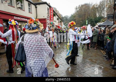 Earl of Stamford Morris Tänzer treten auf der Straße beim Lymm Dickensian Christmas Festival auf Stockfoto