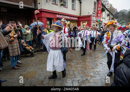 Earl of Stamford Morris Tänzer treten auf der Straße beim Lymm Dickensian Christmas Festival auf Stockfoto