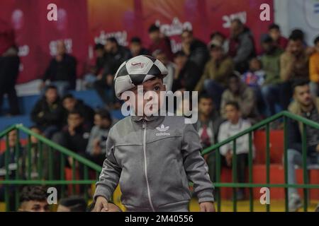 Gaza, Palästina. 17.. Dezember 2022. (INT) palästinensische Fans, die das letzte Spiel der marokkanischen Nationalmannschaft in Gaza verfolgen. 17. Dezember 2022, Gaza, Palästina: Die palästinensischen Fans in Gaza, die Anhänger der marokkanischen Nationalmannschaft, beobachten das letzte Spiel zwischen Marokko und Kroatien, um den dritten und vierten Platz in der Weltmeisterschaft zu bestimmen, und es endete mit dem Sieg der kroatischen Mannschaft, mit zwei Toren zu einem. (Bild: © Saher Elghorra/TheNEWS2 via ZUMA Press Wire) Stockfoto