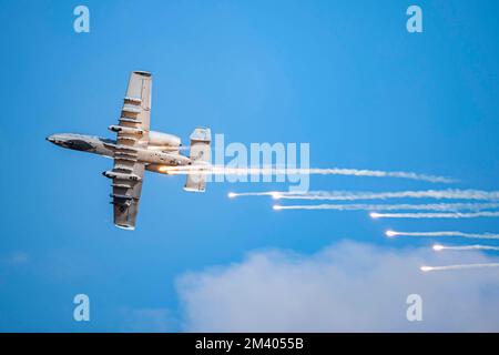 7. Dezember 2022 - Luftwaffenstützpunkt Nellis, Nevada, USA - ein A-10 Thunderbolt II, dem 422. Test and Evaluation Squadron zugeteilt, entsendet Fackeln auf dem Nevada Test and Training Range, Nevada, Dezember. 7, 2022. Die A-10 ist ein einfaches, effektives und überlebensfähiges Düsenflugzeug mit zwei Triebwerken, das gegen leichte maritime Angriffsflugzeuge und alle Bodenziele, einschließlich Panzer und andere gepanzerte Fahrzeuge, eingesetzt werden kann. (Kreditbild: © Josey Blades/USA Air Force/ZUMA Press Wire Service) Stockfoto