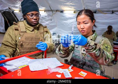 30. November 2022 - San Antonio, Texas, USA - Studenten der US-Armee und der Luftwaffe bereiten während einer medizinischen Ausbildung und Ausbildung Campus Pharmazie Techniker Feldübung am 30. November 2022 an der Joint Base San Antonio-Camp Bullis, Texas, Traumamedikamente vor. Während des Feldtrainings mussten die Studierenden soziale Fähigkeiten anwenden, einschließlich Verhandlungsgeschick, Konfliktlösung, Kundendienst und Teamarbeit, und gleichzeitig nachweisen, dass sie in der Lage sind, effektiv und professionell mit anderen medizinischen Fachkräften zu kommunizieren. (Kreditbild: © Kara Carrier/USA Air Force/ZUMA Pre Stockfoto