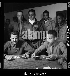 Tuskegee-Flieger spielen abends Karten im Offiziersklub, Toni Frissell, Antoinette Frissell Bacon, Antoinette Frissell Stockfoto