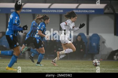 Leuven , Belgien. 17. Dezember 2022. Nurija Van Schoonhoven (27) von OHL, dargestellt während eines Fußballspiels zwischen Oud Heverlee Leuven und Club Brugge YLA am 15. Spieltag der Saison 2022 - 2023 der belgischen Lotto Womens Super League am Samstag, den 17. Dezember 2022 in Leuven , Belgien . FOTO SPORTPIX | David Catry Kredit: David Catry/Alamy Live News Stockfoto