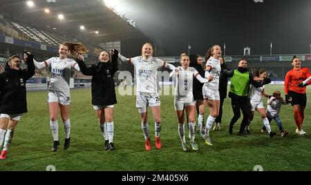 Leuven , Belgien. 17. Dezember 2022. Spieler der OHL feierten nach dem Sieg eines Fußballspiels zwischen Oud Heverlee Leuven und Club Brugge YLA am 15 . Spieltag der Saison 2022 - 2023 der belgischen Lotto Womens Super League am Samstag , den 17 . Dezember 2022 in Leuven , Belgien . FOTO SPORTPIX | David Catry Kredit: David Catry/Alamy Live News Stockfoto