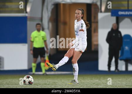 Leuven , Belgien. 17. Dezember 2022. Sari Kees (2) von OHL, abgebildet während eines Fußballspiels zwischen Oud Heverlee Leuven und Club Brugge YLA am 15. Spieltag der Saison 2022 - 2023 der belgischen Lotto Womens Super League am Samstag, den 17. Dezember 2022 in Leuven , Belgien . FOTO SPORTPIX | David Catry Kredit: David Catry/Alamy Live News Stockfoto