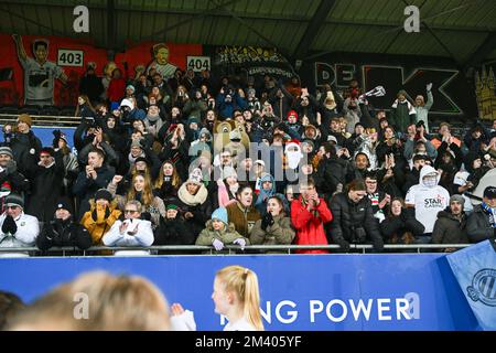 Leuven , Belgien. 17. Dezember 2022. Fans und Fans wurden während eines Fußballspiels zwischen Oud Heverlee Leuven und dem Club Brügge YLA am 15 . Spieltag der belgischen Lotto Womens Super League von 2022 - 2023 am Samstag , dem 17 . Dezember 2022 in Leuven , Belgien , gezeigt . FOTO SPORTPIX | David Catry Kredit: David Catry/Alamy Live News Stockfoto