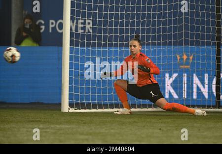 Leuven , Belgien. 17. Dezember 2022. Torhüter Nicky Evrard (1) von OHL, dargestellt während eines Fußballspiels zwischen Oud Heverlee Leuven und Club Brugge YLA am 15. Spieltag der Saison 2022 - 2023 der belgischen Lotto Womens Super League am Samstag, den 17. Dezember 2022 in Leuven , Belgien . FOTO SPORTPIX | David Catry Kredit: David Catry/Alamy Live News Stockfoto