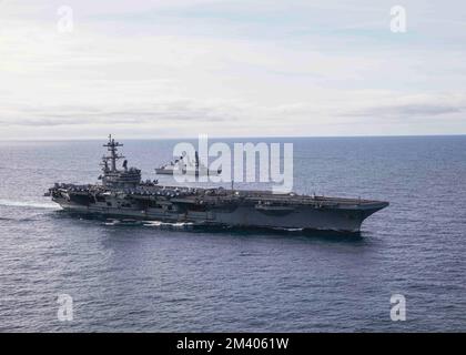 Adria, Vereinigte Staaten. 15. Dezember 2022. Die USA Flugzeugträger der Navy Nimitz-Klasse USS George H.W. Bush segelt am 15. Dezember 2022 in der Adria zusammen mit dem Luftschutzzerstörer ANDREA Doria der italienischen Marine. Kredit: MC2 Stuart Posada/Planetpix/Alamy Live News Stockfoto