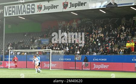 Leuven , Belgien. 17. Dezember 2022. Fans und Fans wurden während eines Fußballspiels zwischen Oud Heverlee Leuven und dem Club Brügge YLA am 15 . Spieltag der belgischen Lotto Womens Super League von 2022 - 2023 am Samstag , dem 17 . Dezember 2022 in Leuven , Belgien , gezeigt . FOTO SPORTPIX | David Catry Kredit: David Catry/Alamy Live News Stockfoto