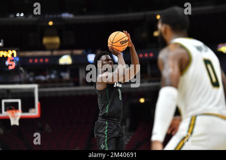 Chicago, Illinois, USA. 17.. Dezember 2022. Tulane Green Wave Guard Sion James (1) schießt während des NCAA-Basketballspiels zwischen Tulane und George Mason im United Center in Chicago, Illinois, einen Sprungwurf. Dean Reid/CSM/Alamy Live News Stockfoto