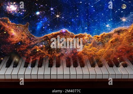 Raum und Zeit durch Musik, das Universum und das Klaviertastaturkonzept. Stockfoto