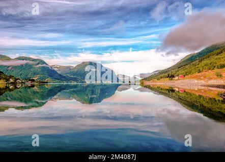 Reflexionen über den Jolstravatnet-See in Sunnfjord Municipality, Vestland County, Norwegen. Foto aus dem Dorf Skei. Stockfoto