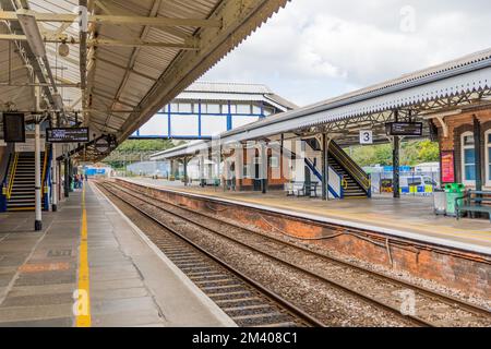 Bahnhof Truro mit leerem Bahnsteig und ohne Züge. Leere Bänke. Britischer Verkehrsknotenpunkt in Cornwall. Stockfoto