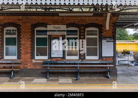 Bahnhof Truro mit leerem Bahnsteig und ohne Züge. Leere Bänke. Britischer Verkehrsknotenpunkt in Cornwall. Stockfoto