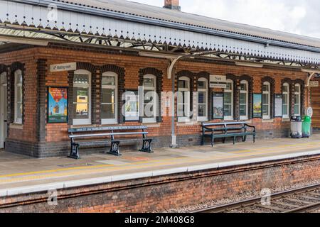 Bahnhof Truro mit leerem Bahnsteig und ohne Züge. Leere Bänke. Britischer Verkehrsknotenpunkt in Cornwall. Stockfoto