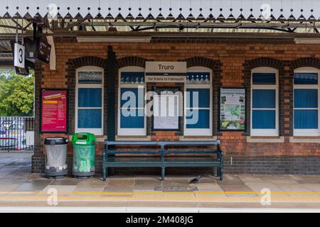 Bahnhof Truro mit leerem Bahnsteig und ohne Züge. Leere Bänke. Britischer Verkehrsknotenpunkt in Cornwall. Stockfoto