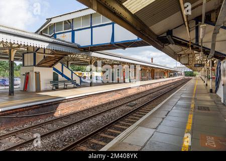 Bahnhof Truro mit leerem Bahnsteig und ohne Züge. Leere Bänke. Britischer Verkehrsknotenpunkt in Cornwall. Stockfoto