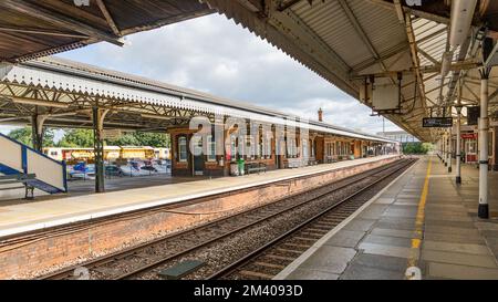 Bahnhof Truro mit leerem Bahnsteig und ohne Züge. Leere Bänke. Britischer Verkehrsknotenpunkt in Cornwall. Stockfoto