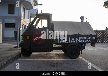 Piaggio Ape50-Seitenlook Stockfoto