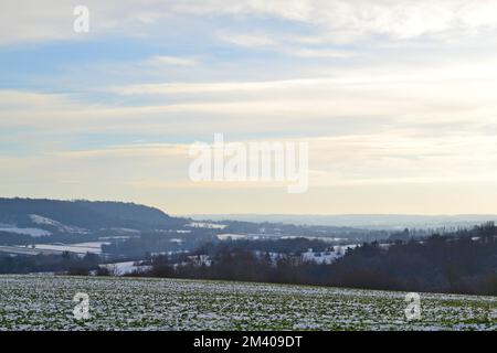 Schnee im Lullingstone Country Park, Kent, Dezember 2022, eisige Landschaften in North Downs, Großbritannien. Blick nach Süden über Darent Valley nach Sevenoaks Stockfoto