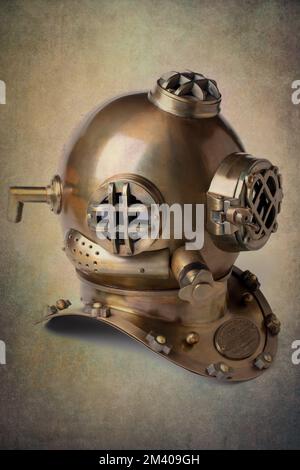 Tiefseetaucher Helm Large Heavy Brass, wird für Tiefseeerforschungen verwendet und lässt den Taucher in riesigen Tiefen atmen. Stillleben. Stockfoto